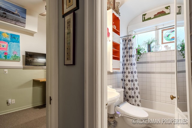 234 Madison Ave SE, Grand Rapids, MI 49503 - full bath featuring shower / tub combo with curtain and toilet