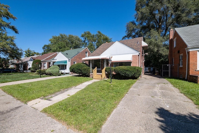 bungalow with driveway and a front lawn