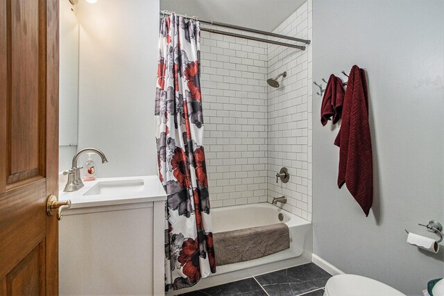 15095 N Barton Lake Dr, Vicksburg, MI 49097 - bathroom with shower / bathtub combination with curtain, vanity, baseboards, and toilet