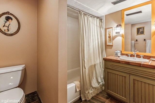 12801 Hills Rd, Buchanan, MI 49107 - bathroom featuring visible vents, shower / bath combo with shower curtain, vanity, wood finished floors, and toilet