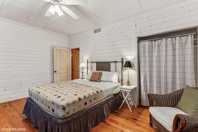 12801 Hills Rd, Buchanan, MI 49107 - bedroom featuring a ceiling fan, light wood finished floors, and visible vents