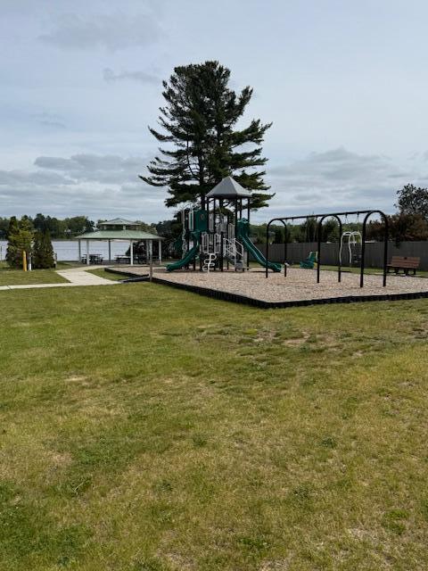 575 Glenwood Ave, Muskegon, MI 49445 - community play area with a yard