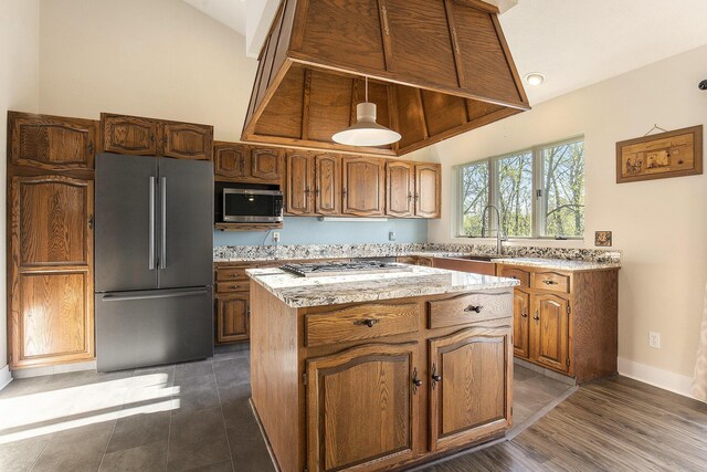 620 Twin Lakes Dr NE, Grand Rapids, MI 49525 - kitchen with appliances with stainless steel finishes, a kitchen island, a sink, baseboards, and high vaulted ceiling