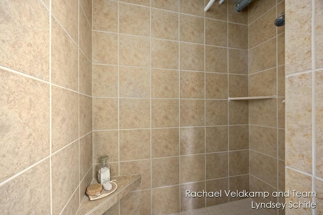 full bathroom featuring a tile shower