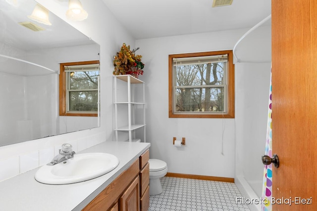 full bath with toilet, a shower with shower curtain, vanity, and baseboards