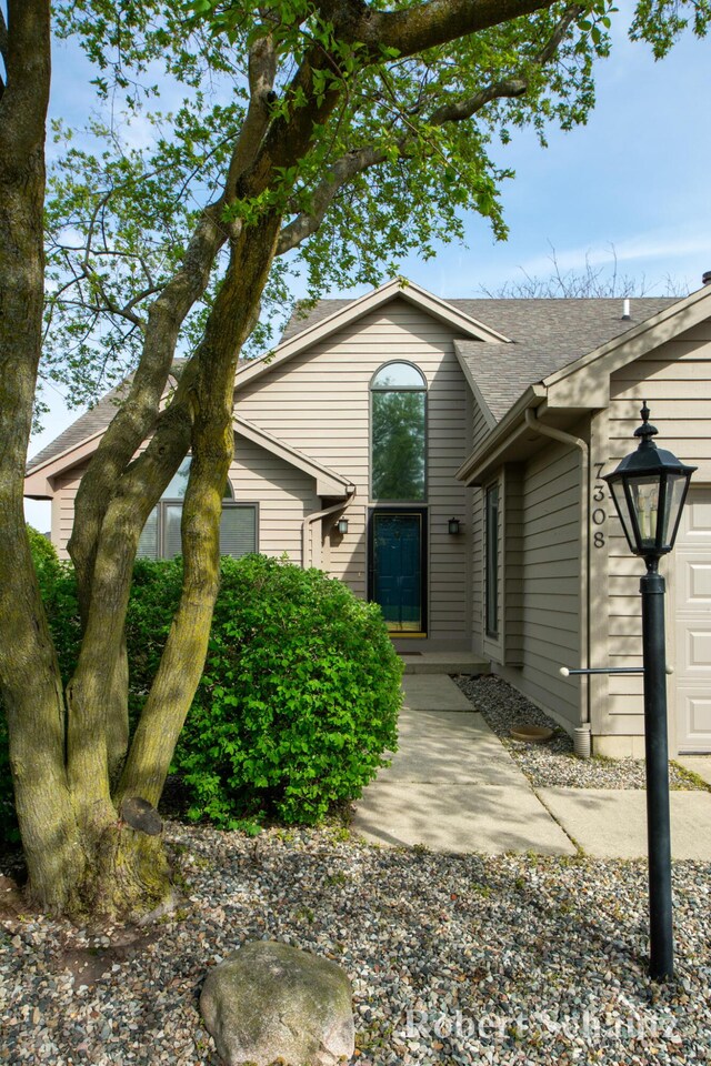view of front facade featuring a shingled roof