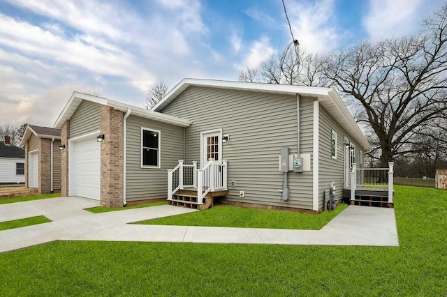308 Hillview St, Buchanan, MI 49107 - view of front facade with a front lawn, an attached garage, and driveway