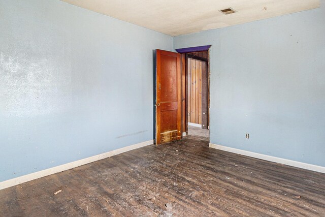 3309 Greenfield Ave, Kalamazoo, MI 49048 - unfurnished room featuring visible vents, baseboards, and wood finished floors