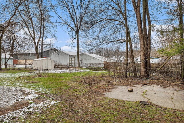 3309 Greenfield Ave, Kalamazoo, MI 49048 - view of yard featuring an outbuilding and a storage unit