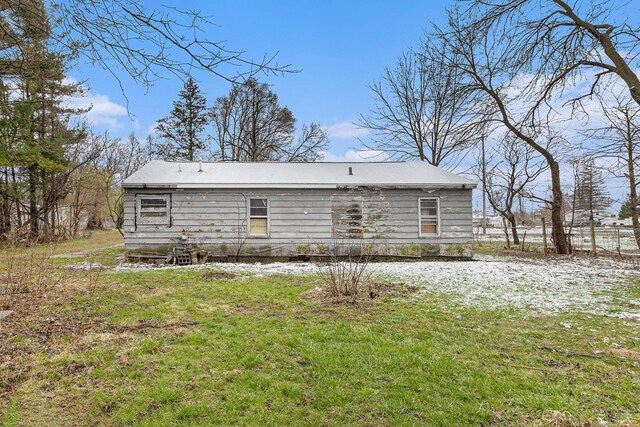 3309 Greenfield Ave, Kalamazoo, MI 49048 - rear view of house with a yard
