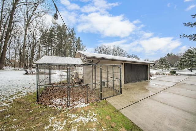 view of outdoor structure with an outbuilding