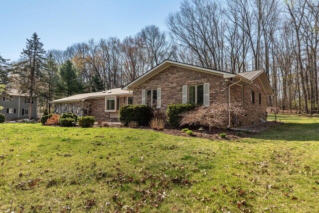 view of front of property featuring brick siding and a front yard