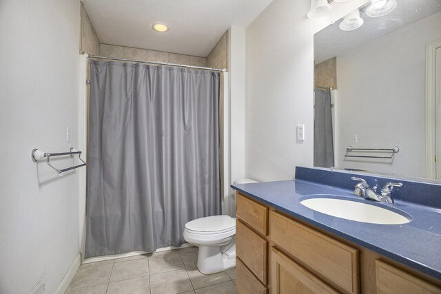 17 Coronado Dr, Jackson, MI 49201 - full bath featuring toilet, curtained shower, tile patterned flooring, and vanity