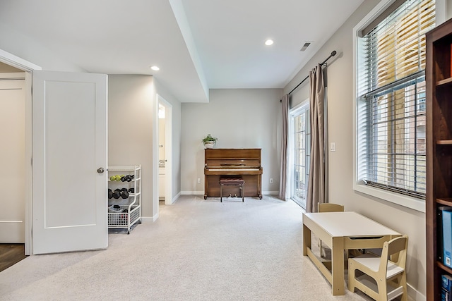living area with carpet, baseboards, visible vents, and recessed lighting