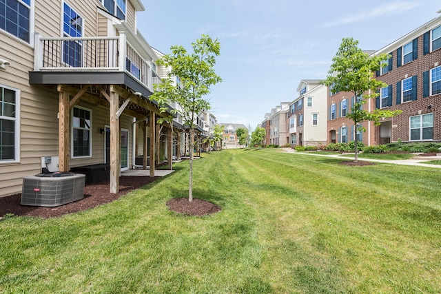 2825 Ridington Rd, Ann Arbor, MI 48105 - view of green lawn featuring a residential view