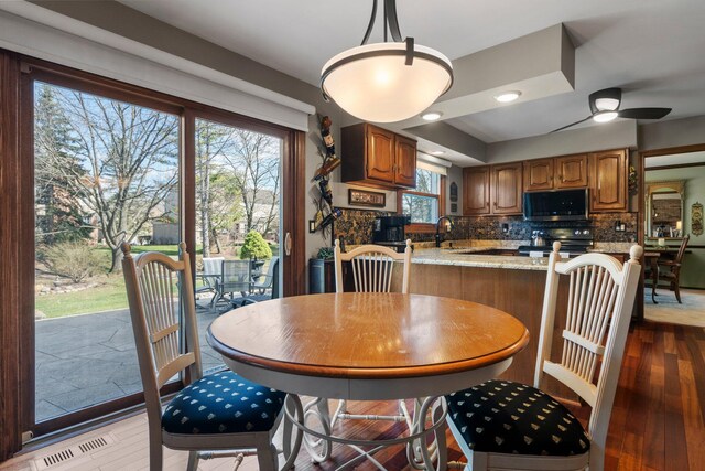 16264 White Haven Dr, Northville, MI 48168 - dining area with light wood-style floors, visible vents, and ceiling fan