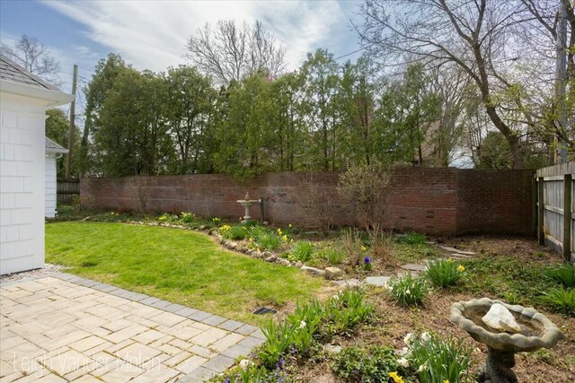 3020 Fulton St SE, Grand Rapids, MI 49506 - view of yard with a patio area