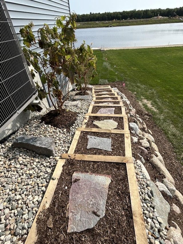 view of yard featuring a water view