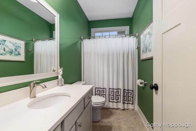 full bath with toilet, a shower with curtain, and vanity