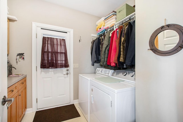 672 66th St, South Haven, MI 49090 - laundry area featuring washing machine and clothes dryer