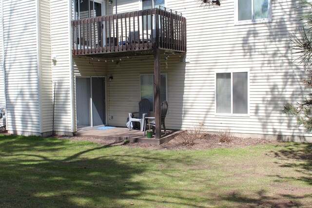 3184 Windcrest Dr # 14, Grand Rapids, MI 49525 - back of house featuring a wooden deck and a lawn