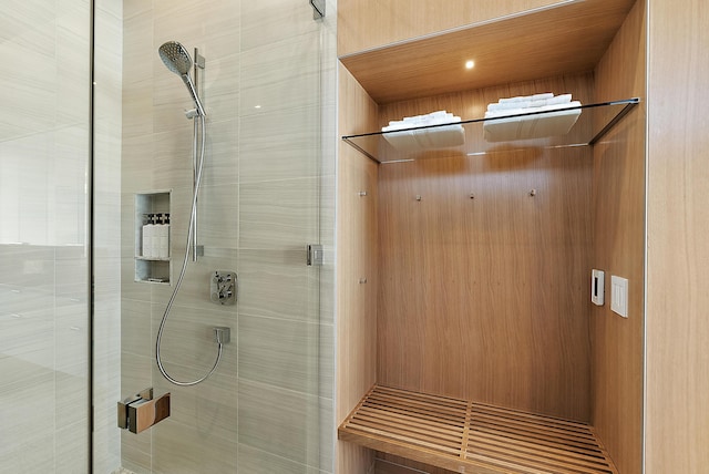 602 Lawn Ave, Holland, MI 49424 - bathroom with a stall shower