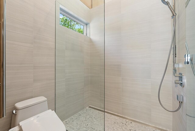 602 Lawn Ave, Holland, MI 49424 - full bath featuring walk in shower and toilet