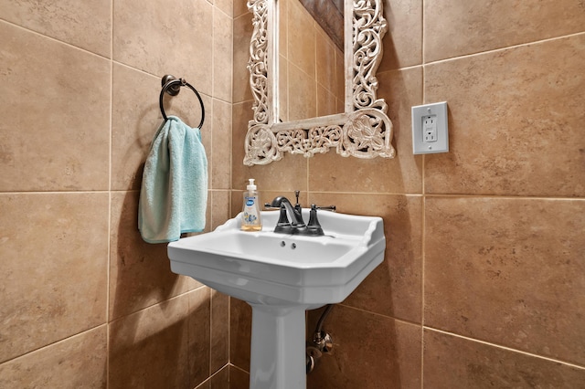 419 Larkspur Ave, Portage, MI 49002 - bathroom with tile walls