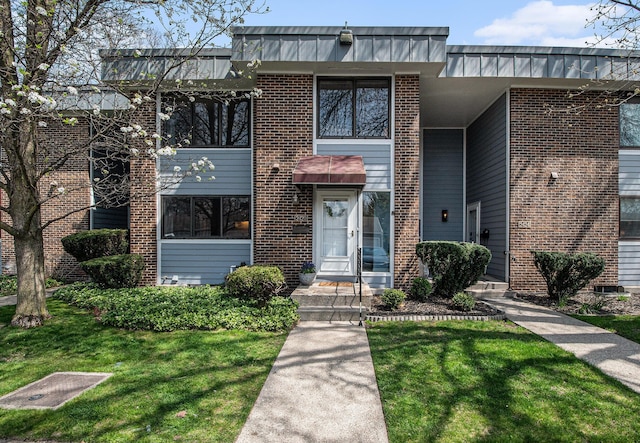 2420 E Collier Ave SE, Grand Rapids, MI 49546 - view of front of house featuring a front lawn and brick siding