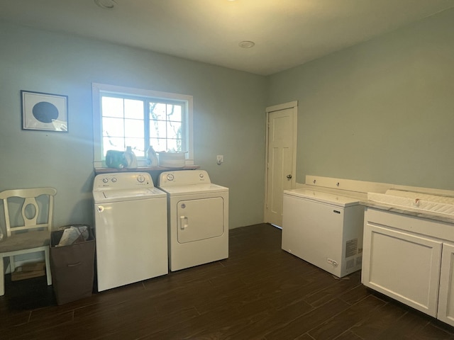 laundry area with cabinet space, dark wood-style flooring, a sink, and independent washer and dryer