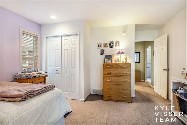2139 Anderson Dr SE, Grand Rapids, MI 49506 - bedroom featuring carpet flooring, arched walkways, baseboards, visible vents, and a closet
