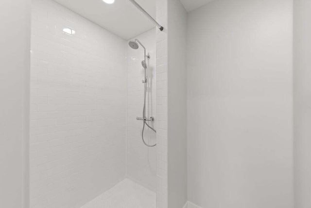 full bath with tiled shower