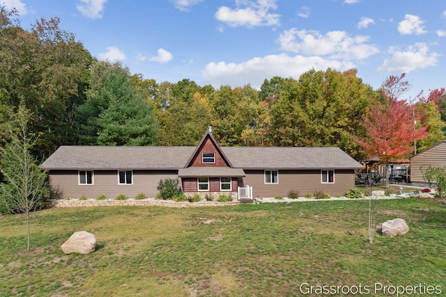 view of front of property with a front yard