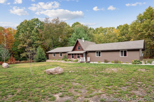 view of front of house featuring a front lawn