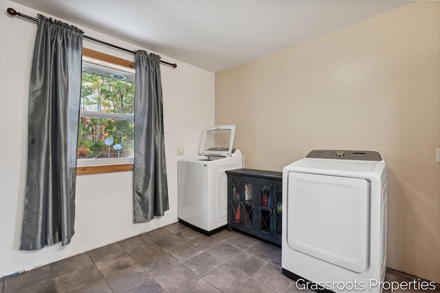 clothes washing area with laundry area and independent washer and dryer