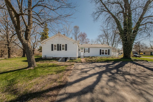 view of front facade featuring a front yard