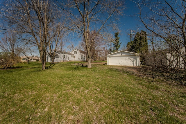 view of yard featuring an outdoor structure and a detached garage
