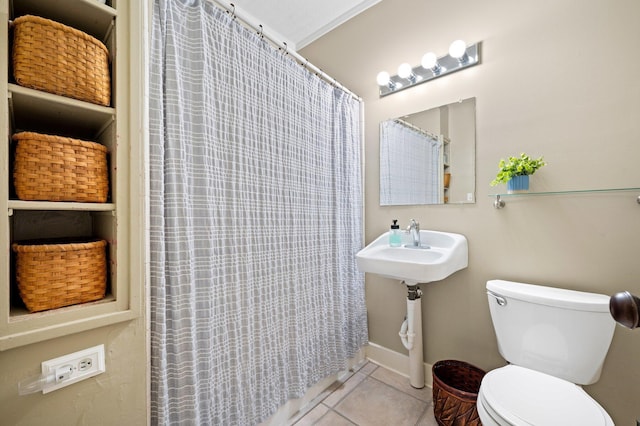 full bath featuring tile patterned flooring, toilet, a sink, baseboards, and a shower with shower curtain