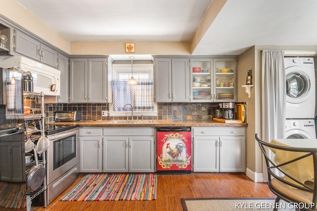 kitchen with a sink, dishwashing machine, stainless steel range with electric stovetop, and gray cabinets