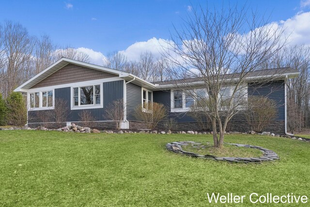 9090 E 32nd Rd, Cadillac, MI 49601 - ranch-style house with a front yard