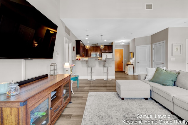 430 Union Ave NE Unit 303, Grand Rapids, MI 49503 - living room with recessed lighting, baseboards, visible vents, and light wood-style flooring