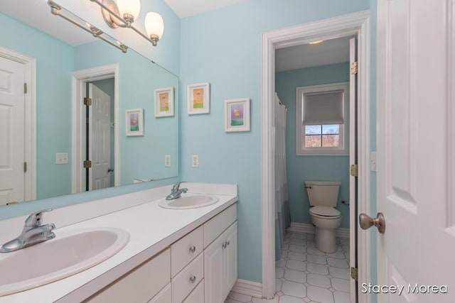 7174 Loma Linda Dr, Rockford, MI 49341 - bathroom featuring double vanity, toilet, baseboards, a chandelier, and a shower with curtain