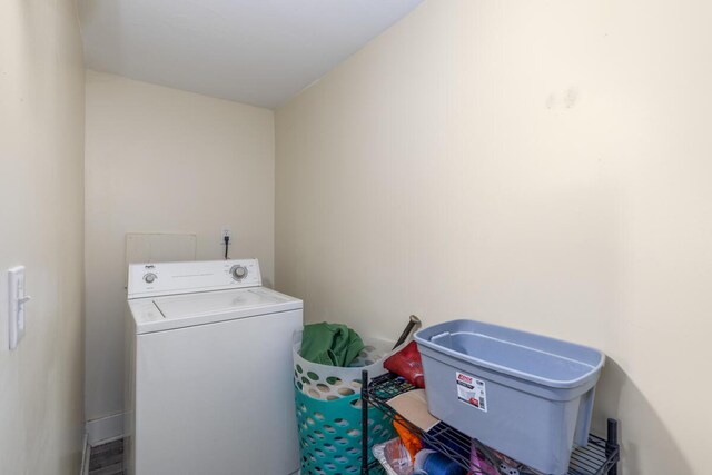 442 Emerald Ave NE, Grand Rapids, MI 49503 - washroom featuring laundry area and washer / dryer