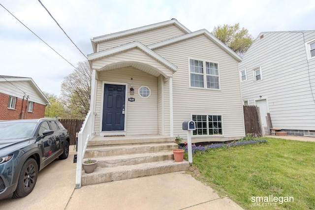 view of front facade with fence and a front yard