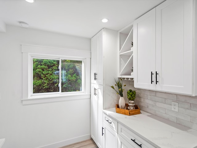 bar with light wood-style floors, recessed lighting, baseboards, and backsplash