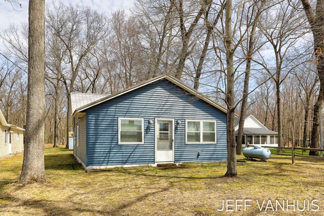 7848 W Minising Point Dr, Baldwin, MI 49304 - view of front of house featuring a front lawn