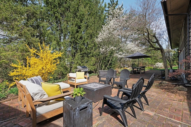 view of patio featuring an outdoor fire pit