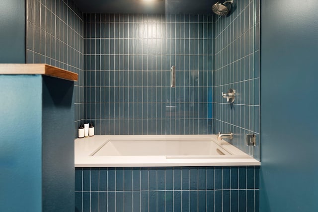 bathroom featuring tiled shower / bath combo