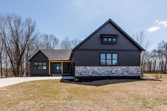 5215 Grande View Ln, Jackson, MI 49201 - modern inspired farmhouse featuring roof with shingles, stone siding, and a front lawn