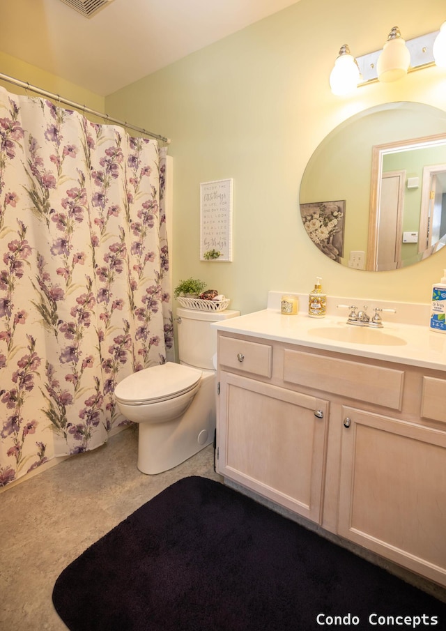 full bathroom featuring toilet, a shower with curtain, visible vents, and vanity
